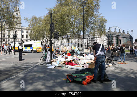 London, Großbritannien. 21. Apr 2019. Umwelt Kampagne Gruppe Aussterben Rebellion gelöscht von Demonstranten auf den Parliament Square. Credit: Penelope Barritt/Alamy leben Nachrichten Stockfoto