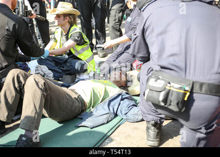 London, Großbritannien. 21. Apr 2019. Umwelt Kampagne Gruppe Aussterben Rebellion gelöscht von Demonstranten auf den Parliament Square. Credit: Penelope Barritt/Alamy leben Nachrichten Stockfoto