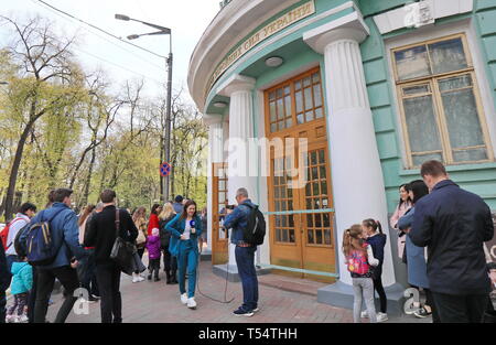 Kiew, Ukraine. 21 Apr, 2019. Warten Sie, bis die Wähler ihre Stimmzettel im Wahllokal in Kiew, Ukraine zu werfen, 21. April 2019. Die Ukrainer begann ihre stimmzettel am Sonntag in der zweiten Runde der Präsidentschaftswahlen des Landes zwischen Schauspieler Wladimir Zelensky und amtierenden Präsidenten Petro Poroschenko werfen. Credit: Chen Junfeng/Xinhua/Alamy leben Nachrichten Stockfoto