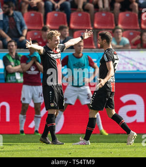 Jubel Julian BRANDT (LEV) mit Torwart Lucas ALARIO r. (LEV) nach Ziel 1: 0, Fußball 1. Fussballbundesliga, 30. Spieltag, Bayer 04 Leverkusen (LEV) - FC Nürnberg (N), 20.04.2019 in Leverkusen/Deutschland. ##DFL-Bestimmungen verbieten die Verwendung von Fotografien als Bildsequenzen und/oder quasi-Video## € | Nutzung weltweit Stockfoto