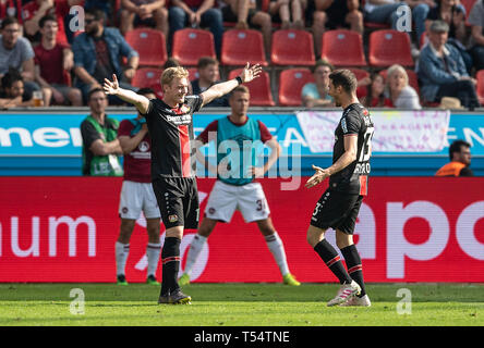 Jubel Julian BRANDT (LEV) mit Torwart Lucas ALARIO r. (LEV) nach Ziel 1: 0, Fußball 1. Fussballbundesliga, 30. Spieltag, Bayer 04 Leverkusen (LEV) - FC Nürnberg (N), 20.04.2019 in Leverkusen/Deutschland. ##DFL-Bestimmungen verbieten die Verwendung von Fotografien als Bildsequenzen und/oder quasi-Video## € | Nutzung weltweit Stockfoto