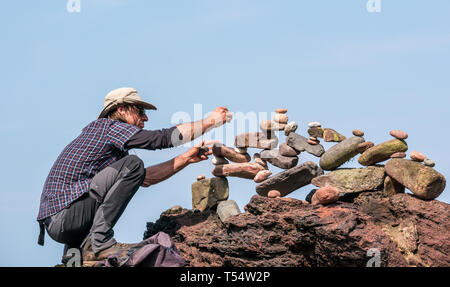 Dunbar, East Lothian, Schottland, Großbritannien. 21. Apr 2019. Europäische Stein stacking Meisterschaft: Pedro Duran, aus Spanien und Gesamtsieger des letzten Jahres Wettbewerb Salden Steine in den künstlerischen Wettbewerb, so dass Wettbewerber 3 Stunden nichts von Steinen oder gefundene Gegenstände Wettbewerb auf Augenhöhe Cave Beach zu erstellen Stockfoto