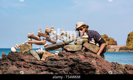 Dunbar, East Lothian, Schottland, Großbritannien. 21. Apr 2019. Europäische Stein stacking Meisterschaft: Pedro Duran, aus Spanien und Gesamtsieger des letzten Jahres Wettbewerb Salden Steine in den künstlerischen Wettbewerb, so dass Wettbewerber 3 Stunden nichts von Steinen oder gefundene Gegenstände Wettbewerb auf Augenhöhe Cave Beach zu erstellen Stockfoto