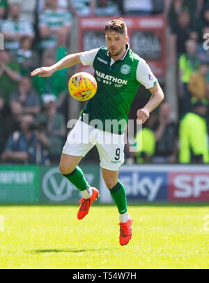 Easter Road Stadium, Edinburgh, Midlothian, Großbritannien. 21 Apr, 2019. Ladbrokes schottischen Premiereship - Hibernian v Celtic. Bild zeigt: Hibs' Stürmer, Marc McNulty, sammelt die Kugel während der ersten Hälfte als Hibs spielen Wirt zu Celtic bei Easter Road Stadium, Edinburgh Credit: Ian Jacobs/Alamy leben Nachrichten Stockfoto