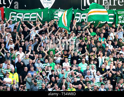 Easter Road Stadium, Edinburgh, Midlothian, Großbritannien. 21 Apr, 2019. Ladbrokes schottischen Premiereship - Hibernian v Celtic. Bild zeigt: Celtic Fans in voller Stimme und in der zweiten Hälfte als Hibs spielen Wirt zu Celtic bei Easter Road Stadium, Edinburgh Credit: Ian Jacobs/Alamy leben Nachrichten Stockfoto