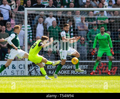 Easter Road Stadium, Edinburgh, Midlothian, Großbritannien. 21 Apr, 2019. Ladbrokes schottischen Premiereship - Hibernian v Celtic. Bild zeigt: Keltische Mittelfeldspieler, James Forrest, schießt für Gold in der zweiten Hälfte als Hibs spielen Wirt zu Celtic bei Easter Road Stadium, Edinburgh Credit: Ian Jacobs/Alamy leben Nachrichten Stockfoto