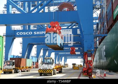 (190421) - ABU DHABI, 21. April 2019 (Xinhua) - Foto am 20. April, 2019 zeigt CSP Abu Dhabi Terminal am Khalifa Port in Abu Dhabi, den Vereinigten Arabischen Emiraten. CSCL Quecksilber, ein chinesisches Containerschiff mit einer Kapazität von 14.000 TEU (Twenty-foot Equivalent Unit), am Samstag wurde der erste Besucher der CSP Abu Dhabi Terminal der Khalifa Port in den Vereinigten Arabischen Emiraten (VAE). Die CSP Abu Dhabi Terminal, errichtet und von China COSCO Versand Ports beschränkt (CSP) und Abu Dhabi Häfen betrieben, hat eine Kapazität von 2,5 Mio. TEU und beginnt mit einer Umschlagskapazität von 1,5 Mio. TEU. (X Stockfoto