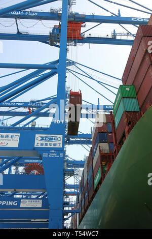 (190421) - ABU DHABI, 21. April 2019 (Xinhua) - Foto am 20. April, 2019 zeigt CSP Abu Dhabi Terminal am Khalifa Port in Abu Dhabi, den Vereinigten Arabischen Emiraten. CSCL Quecksilber, ein chinesisches Containerschiff mit einer Kapazität von 14.000 TEU (Twenty-foot Equivalent Unit), am Samstag wurde der erste Besucher der CSP Abu Dhabi Terminal der Khalifa Port in den Vereinigten Arabischen Emiraten (VAE). Die CSP Abu Dhabi Terminal, errichtet und von China COSCO Versand Ports beschränkt (CSP) und Abu Dhabi Häfen betrieben, hat eine Kapazität von 2,5 Mio. TEU und beginnt mit einer Umschlagskapazität von 1,5 Mio. TEU. (X Stockfoto