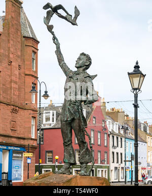 Dunbar, East Lothian, Schottland, Großbritannien. 21. Apr 2019. John Muir's 181st Geburtstag in seinem Geburtsort. Eine Statue von John Muir als Junge von Valetin Znoba im Zentrum der Stadt Stockfoto