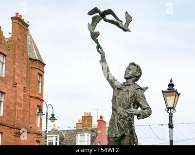 Dunbar, East Lothian, Schottland, Großbritannien. 21. Apr 2019. John Muir's 181st Geburtstag in seinem Geburtsort. Eine Statue von John Muir als Junge von Valetin Znoba im Zentrum der Stadt Stockfoto