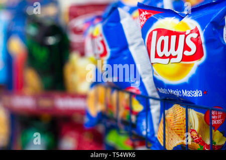 Bunte Verpackung der oberen Chip FMCG-Marken in der indischen Einzelhandel Stockfoto