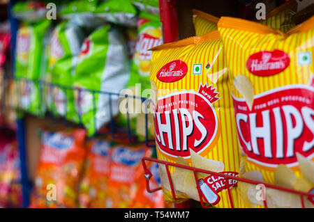 Bunte Verpackung der oberen Chip FMCG-Marken in der indischen Einzelhandel Stockfoto