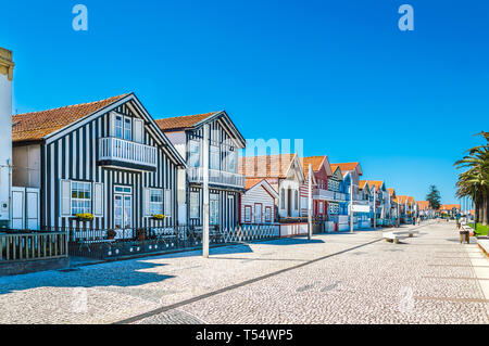 Costa Nova, Portugal: bunt gestreiften Häuser genannt Palheiros mit roten, blauen und grünen Streifen. Costa Nova do Prado ist ein Beach Village Resort auf Atla Stockfoto