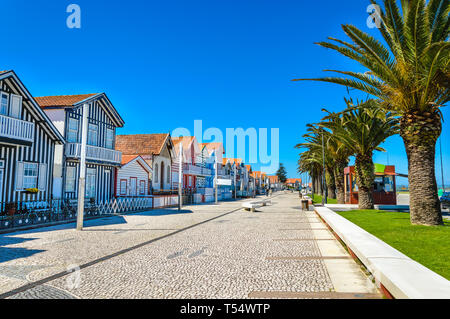 Costa Nova, Portugal: bunt gestreiften Häuser genannt Palheiros mit roten, blauen und grünen Streifen. Costa Nova do Prado ist ein Beach Village Resort auf Atla Stockfoto