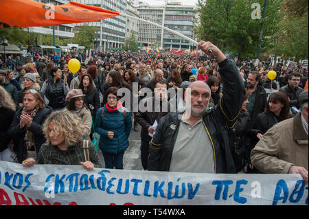 Athen, Griechenland. 27. Aug 2014. Schule Lehrer März in das griechische Parlament während eines 24-stündigen Generalstreik gegen die Sparpolitik in Athen, Griechenland. Credit: Nicolas Koutsokostas/Alamy Stock Foto. Stockfoto