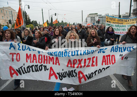 Athen, Griechenland. 27. Aug 2014. Schule Lehrer März vor dem griechischen Parlament Parolen während eines 24-stündigen Generalstreik gegen die Sparpolitik in Athen, Griechenland. Credit: Nicolas Koutsokostas/Alamy Stock Foto. Stockfoto