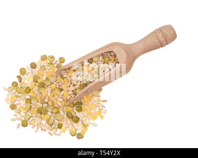 Graupen mit Bohnen, Hülsenfrüchte. split grüne Erbsen und gelbe Linsen. Gesunde Ernährung Quelle der Vitamine und Ballaststoffe. Mit Schaufel, auf weissem isoliert. Stockfoto