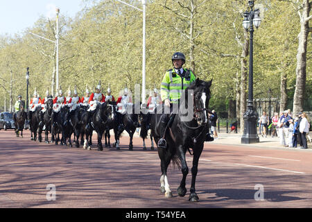 Die Königinnen, Rettungsschwimmer, Household Cavalry mit einer Polizeieskorte auf der Mall London Stockfoto