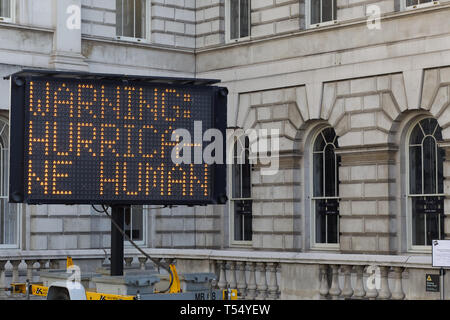 Beleuchtete LED-Verkehrszeichen für das Aussterben Rebellion in der UK, Waterloo Bridge, London England Stockfoto