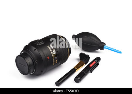 Moskau, Russische Föderation - 20. April 2019. AF-S Micro Nikkor 105 mm f/2,8 G ED Objektiv für Nikon DSLR-Kameras. Lens Cleaning Kit. Platz kopieren Stockfoto