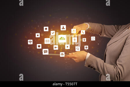 Weibliche Hand berühren Tablet mit Application Icons oben Stockfoto