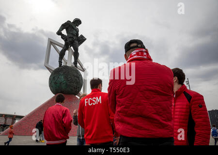 Fußball-Club Spartak Fans auf dem Hintergrund der Spartacus Skulptur am Eingang des Stadions partak Arena" in Moskau, Russland Stockfoto