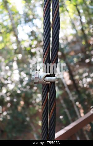 Stahldrahtseil Sling Clip auf grüne Natur. Stockfoto