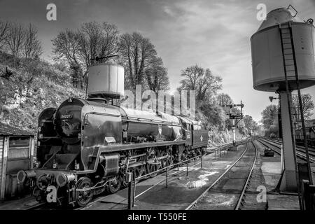 Schwarz und Weiß, Moody Blick auf vintage UK Dampflok stationär in der gleisanschlüsse an Severn Valley Railway Bewdley Station auf Erbe Linie verfolgen. Stockfoto