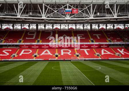 Blick auf dem Feld und den Rängen des Stadions "Otkrytie Arena" in den 97 Jahren seit der Gründung der Fußball-Mannschaft Spartak Moskau, Russland Stockfoto