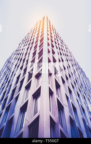 Suchen, um sich über moderne Wolkenkratzer Fassade Stockfoto
