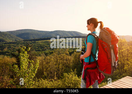 Teenage Wanderer weibliche bis stehen und Panorama Stockfoto