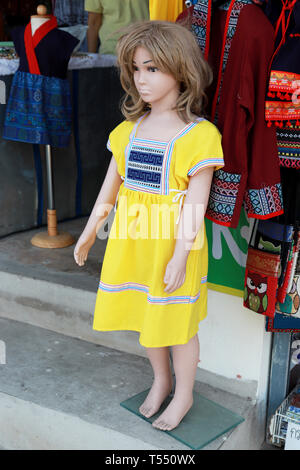 Wat Doi Kum, Muang, Changmai, Thailand Fab 20, 2019 Frauen Clothing Store. Mannequin gekleidet im Nord-thai-Mädchen native Tuch. Stockfoto