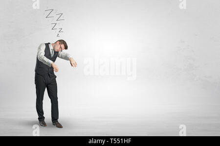 Müde Geschäftsmann mit Schlafkrankheit irgendwo Stockfoto