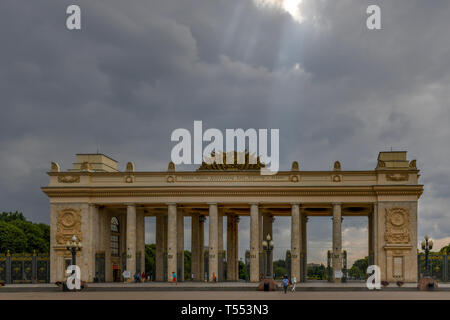 Zentrale Tor zu Gorky Park für Kultur und Erholung in Moskau, Russland. Stockfoto