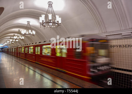 Moskau, Russland - Juli 16, 2018: Frunzenskaya entlang der U-Bahnlinie Sokolnicheskaya station in Moskau, Russland. Stockfoto