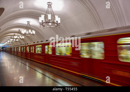 Moskau, Russland - Juli 16, 2018: Frunzenskaya entlang der U-Bahnlinie Sokolnicheskaya station in Moskau, Russland. Stockfoto