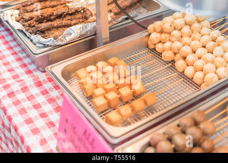 Alle gebraten, close-up, selektiver Fokus der Spieße mit gebratenen Frikadellen, Garnelen, Fisch Kugeln Kugeln, Mini eggroll und Tofu Stockfoto