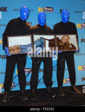 LAS VEGAS, NV. Dezember 06, 2005: BLUE MAN GROUP mit Video von Jessica Alba bei den Billboard Music Awards 2005 im MGM Grand, Las Vegas. © Paul Smith/Featureflash Stockfoto