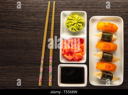 Sushi in eine Platte auf Holz- Hintergrund Stockfoto