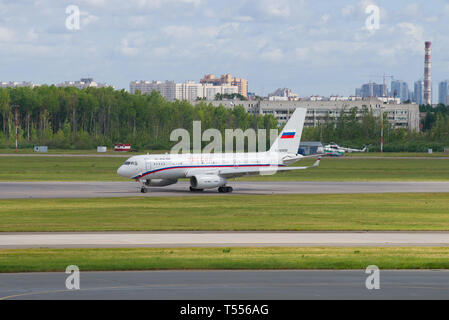 SAINT-Petersburg, Russland - 20. JUNI 2018: Flugzeug Tu -2014-300 (RA -64058) Der besonderen Flug Einheit 'Russland' auf dem Flugplatz Flughafen Pulkovo Stockfoto