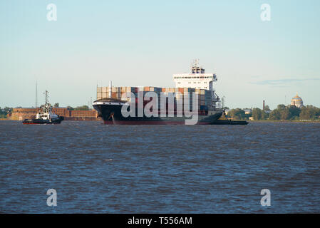 SAINT-Petersburg, Russland - 20. JUNI 2018: Containerschiff "Elbsailor" (IMO: 9448695) auf einem Kronstadt Raid auf einem Juni Abend Stockfoto