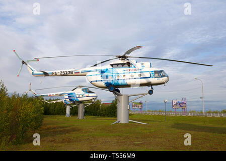 SALEKHARD, Russland - 29. AUGUST 2018: Monument Hubschrauber auf dem Weg zum Flughafen von salekhard Stockfoto