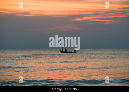 Der Fischer durch das Boot im Siam Bay vor dem Hintergrund eines Rückgangs. Thailand Stockfoto