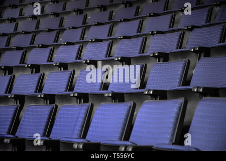 Blick von der Treppe auf Reihen von komfortablen blauen Stühlen in Theater oder Kino. Kurve der blauen Sitze Stockfoto