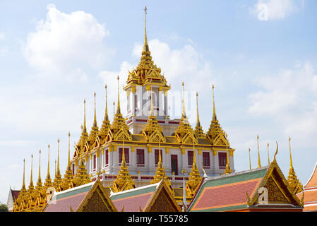 Die Oberseite des Chedi Loha Prasat an einem sonnigen Tag. Buddhistische Tempel Wat Ratchanatdaram Woravihara, Bangkok Stockfoto