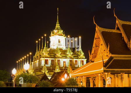 Ansicht der Chedi Loha Prasat (das Metall Tempel) in der Nacht Landschaft. Bangkok, Thailand Stockfoto