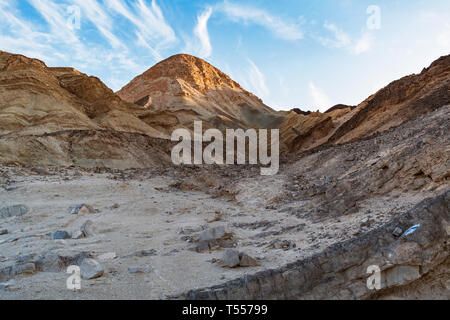 Der Sonnenbeschienenen Wüste Berg Gipfel der Berge in der Nähe von Eilat Eilat am Golf von Akaba mit wispy Wolken im blauen Himmel Stockfoto