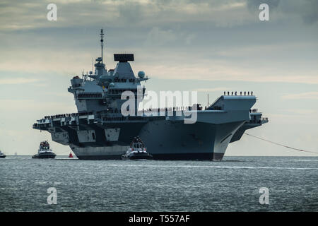 Britains Flugzeugträger HMS Queen Elizabeth Rückkehr in Portsmouth aus dem Jahre 2018 Übung, Westlant 18. Stockfoto