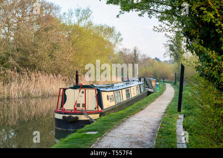 Kanal Boote auf der Oxford canal Am frühen Morgen Frühling Sonnenlicht. Shipton auf Cherwell, Oxfordshire, England Stockfoto