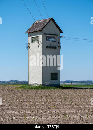 30 Kv bis 220 Volt elektrische Lokale Netzwerk Trafostation in die Landschaft Stockfoto